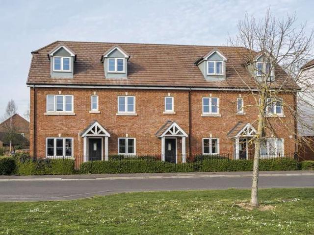 Flat for sale in Littlecote, West Sussex