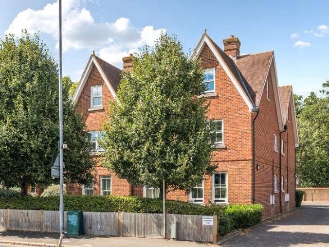 Flat for sale in Kingston Vale, Greater London