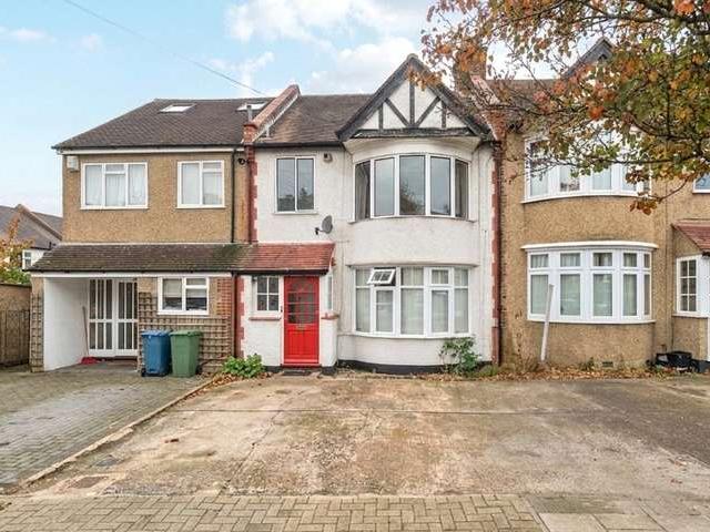 Flat for sale in Wealdstone, Greater London