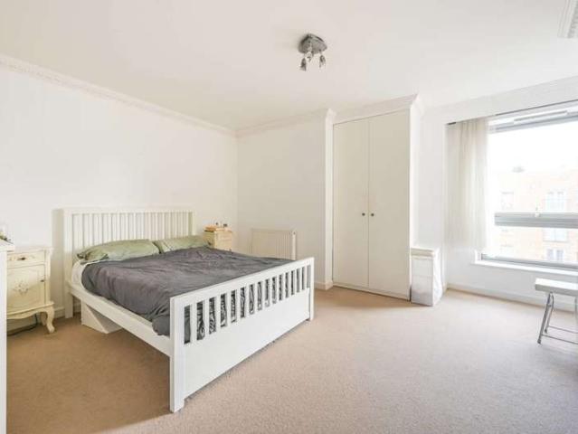 Flat for sale in Shadwell, Ratcliffe