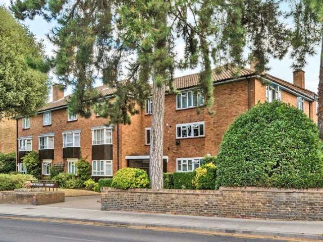 Flat for sale in Surbiton, Greater London
