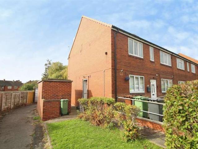 Flat for sale in Rothwell Haigh, Leeds
