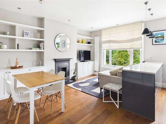Flat for sale in Tulse Hill, Greater London