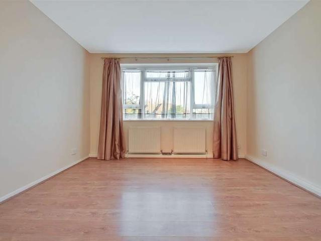 Flat for sale in Friern Barnet, Greater London