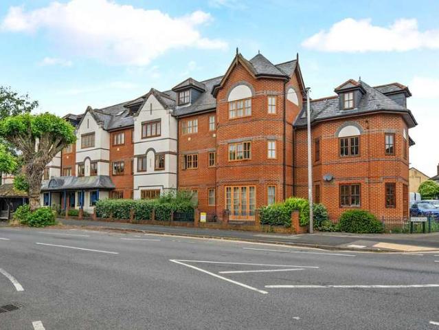 Flat for sale in Fole, Surrey