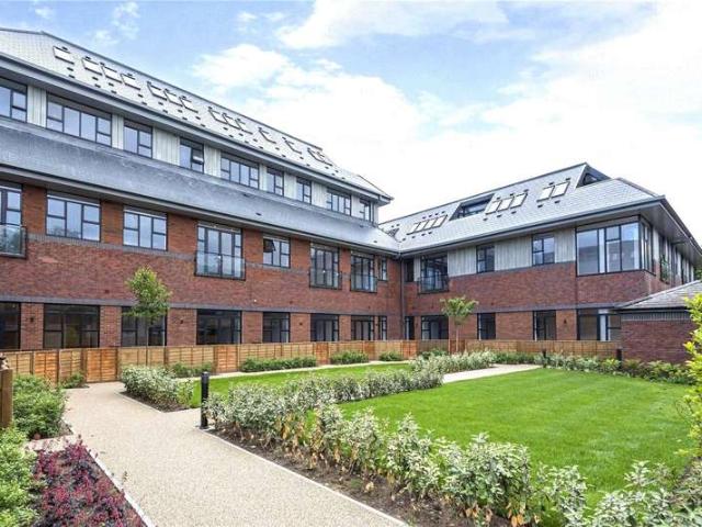 Flat for sale in Kingsway Business Park, Woking