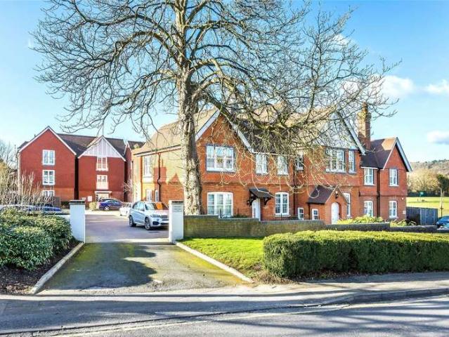 Flat for sale in Oxted, Hillview
