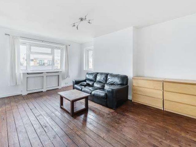 Flat for sale in Mortlake, Greater London