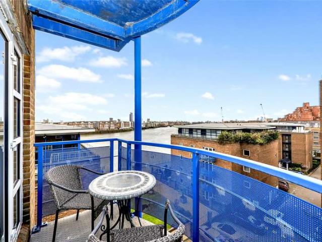 Flat for sale in Ratcliffe, Stepney