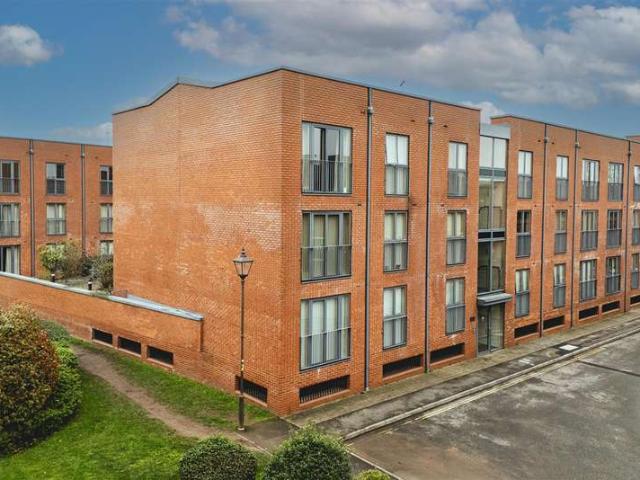 Flat for sale in Dickens Heath, West Midlands