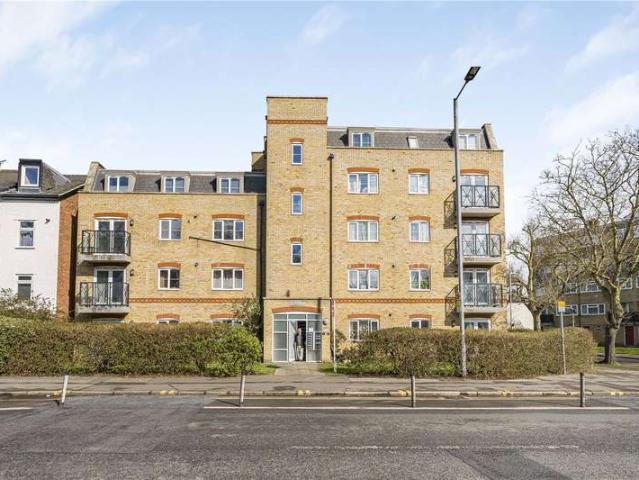 Flat for sale in New Malden, Greater London