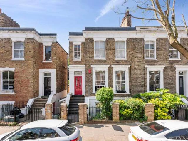 Flat for sale in Highbury, Greater London