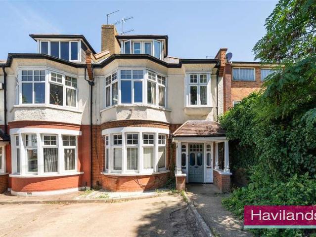 Flat for sale in Southgate, Greater London