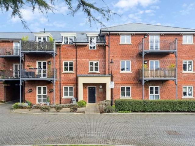Flat for sale in Lunnon, Buckinghamshire