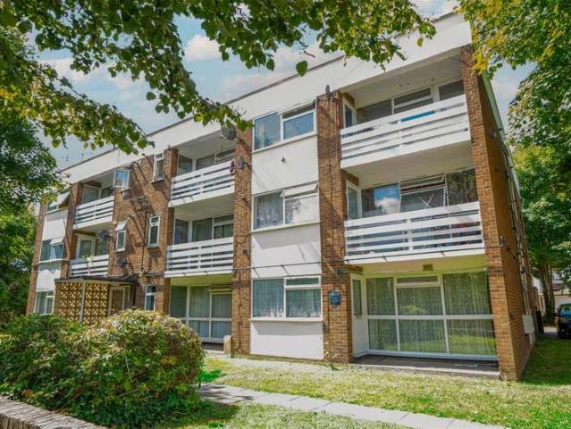 Flat for sale in London Borough of Hounslow, Heston