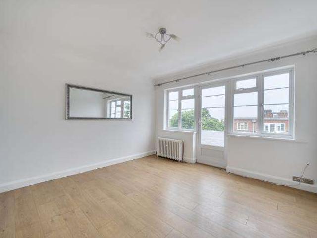 Flat for sale in North Sheen, Greater London