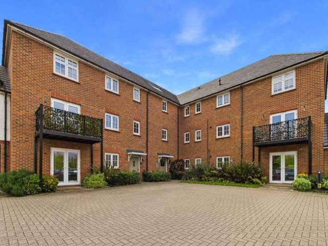 Flat for sale in Finchampstead