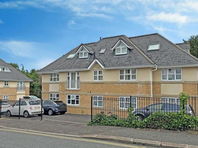 Flat for sale in Red Hill, Surrey