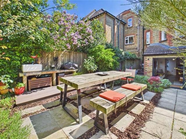 Flat for sale in Streatham, Greater London