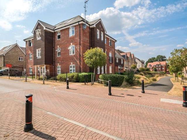 Flat for sale in Heol-las, Surrey