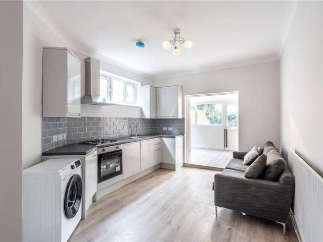 Flat for sale in Streatham, Greater London