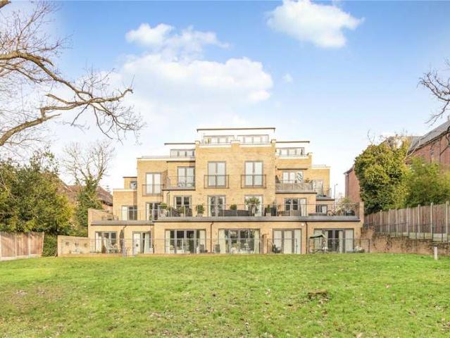 Flat for sale in Cockfosters, Greater London