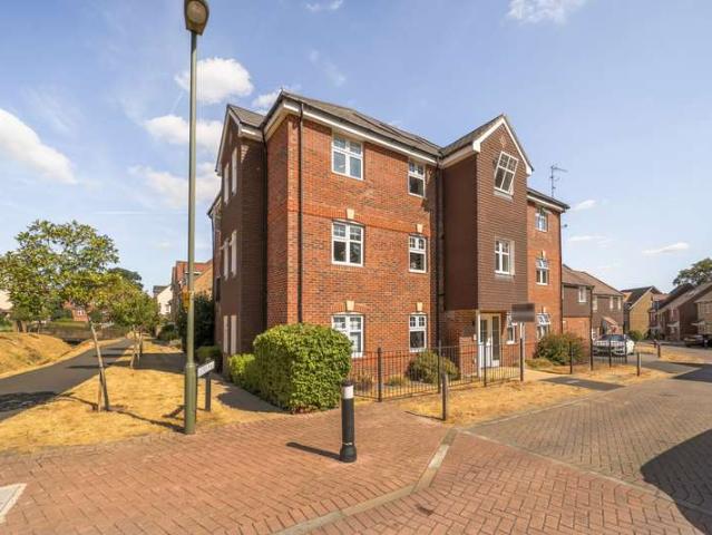 Flat for sale in Heol-las, Surrey