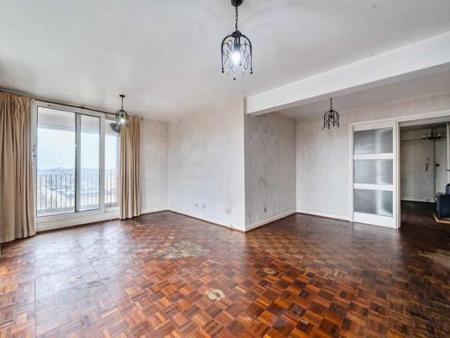 Flat for sale in London Borough of Ealing, Park Royal