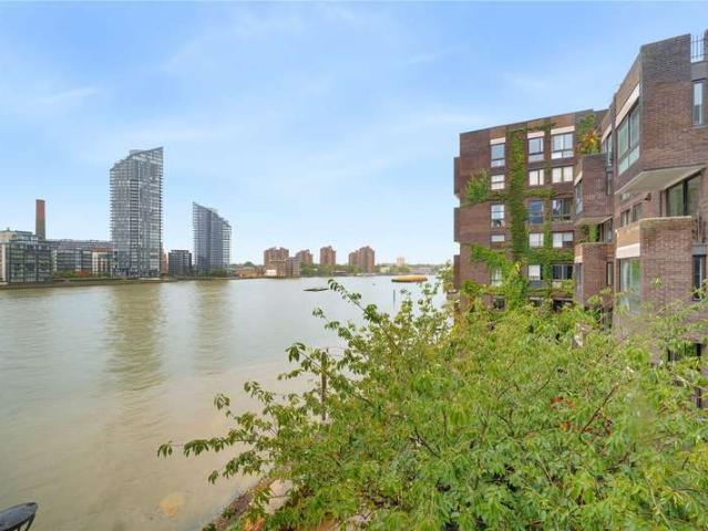 Flat for sale in London Borough of Wandsworth, Greater London