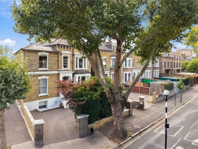Flat for sale in Upper Clapton, Greater London