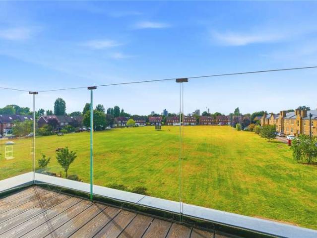 Flat for sale in Earlsfield, Greater London