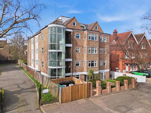 Flat for sale in Snaresbrook, Greater London