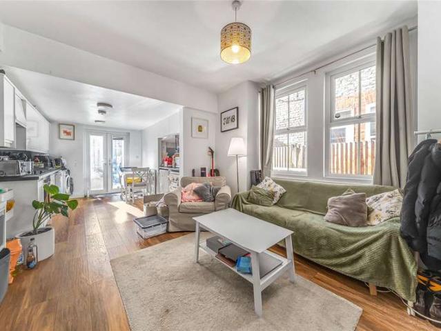 Flat for sale in Summerstown, Greater London