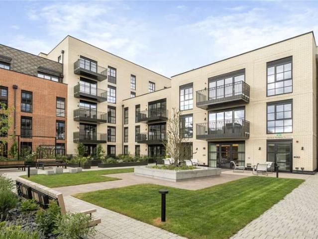 Flat for sale in Woking, Surrey