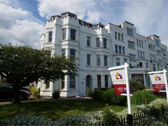 Flat for sale in Dale Hill, Essex