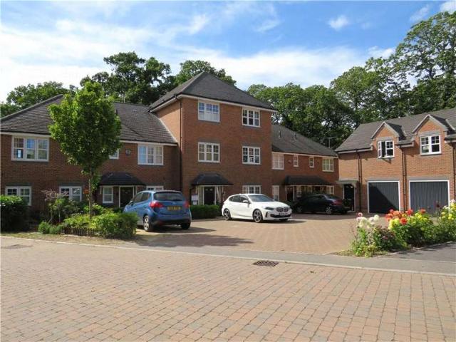 Flat for sale in Heol-las, Surrey