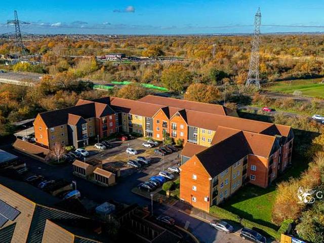 Flat for sale in South Ockendon, Essex