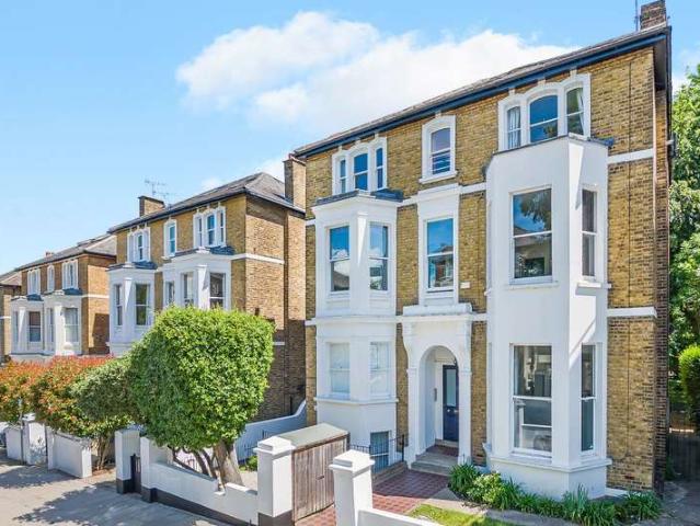 Flat for sale in North Sheen, Greater London