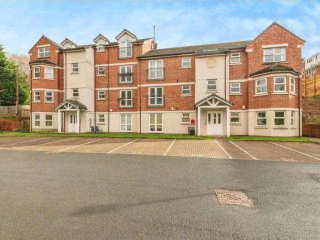 Flat for sale in Farsley, West Yorkshire