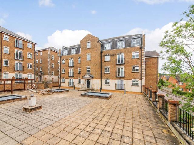 Flat for sale in Charlton, Greater London