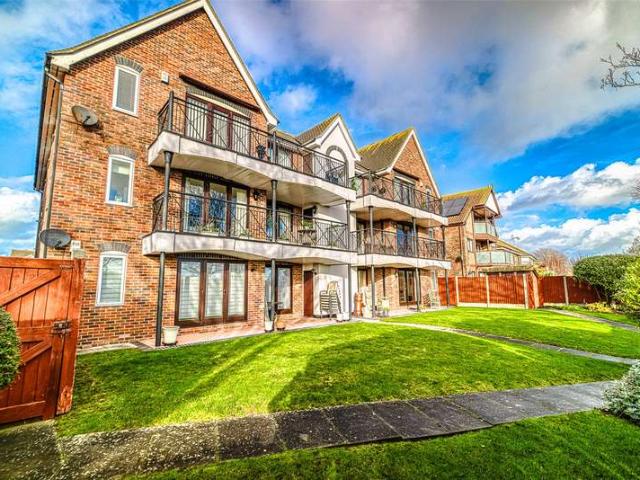 Flat for sale in Alton Barnes, Essex