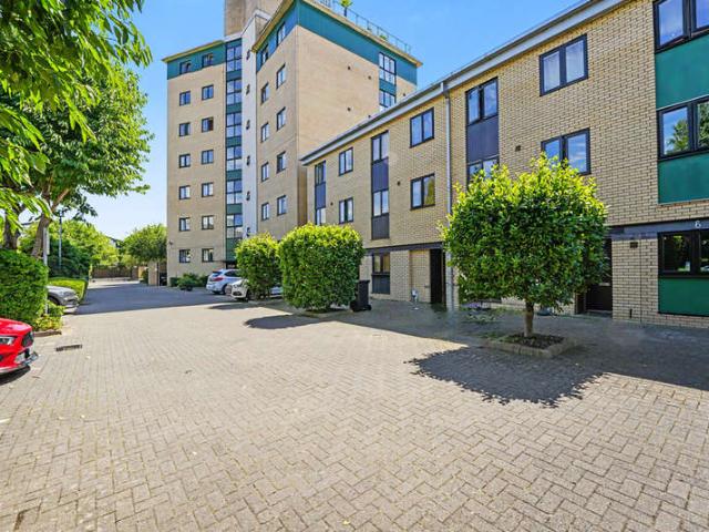 Flat for sale in Isle Of Dogs, Greater London