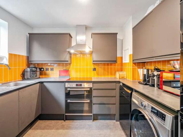 Flat for sale in Mill Hill, Greater London