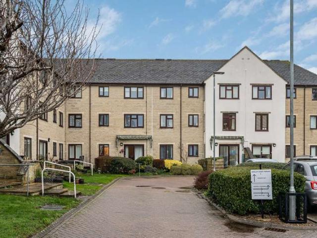 Flat for sale in Fossebridge, Gloucestershire