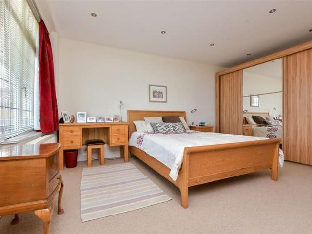 Flat for sale in Cliftonville West, Acol