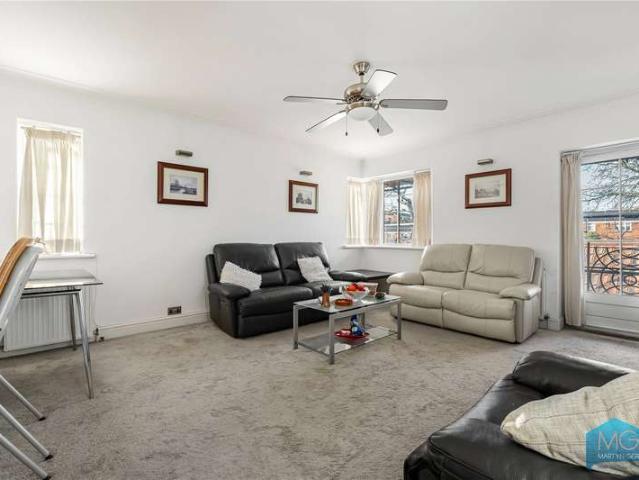 Flat for sale in Hendon, Greater London