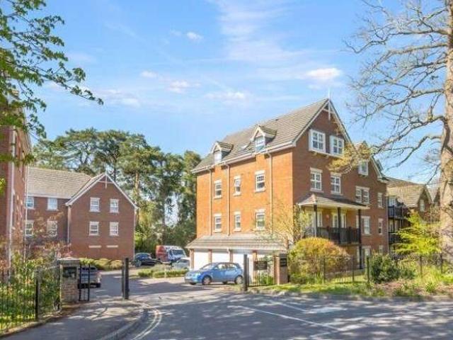 Flat for sale in Pound Hill, Crawley