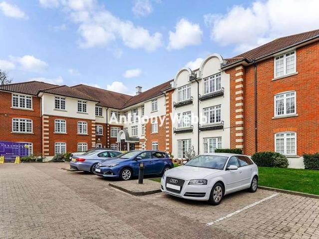 Flat for sale in Palmers Green, Greater London