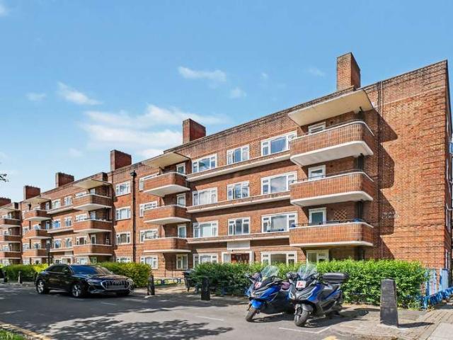 Flat for sale in Stroud Green, Greater London