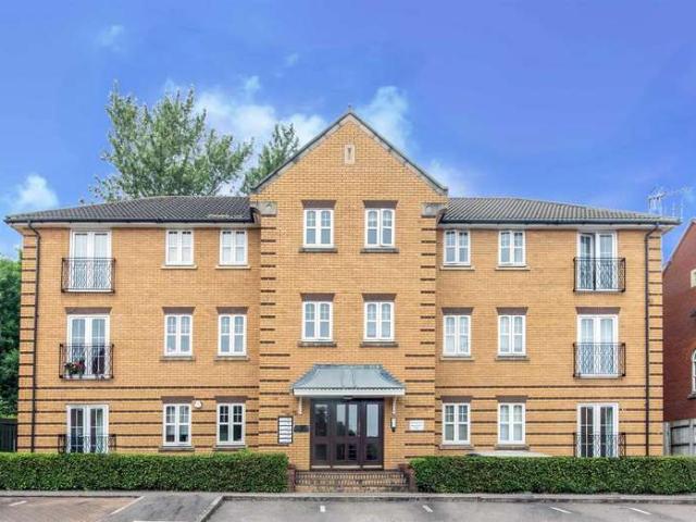 Flat for sale in West Finchley, Greater London
